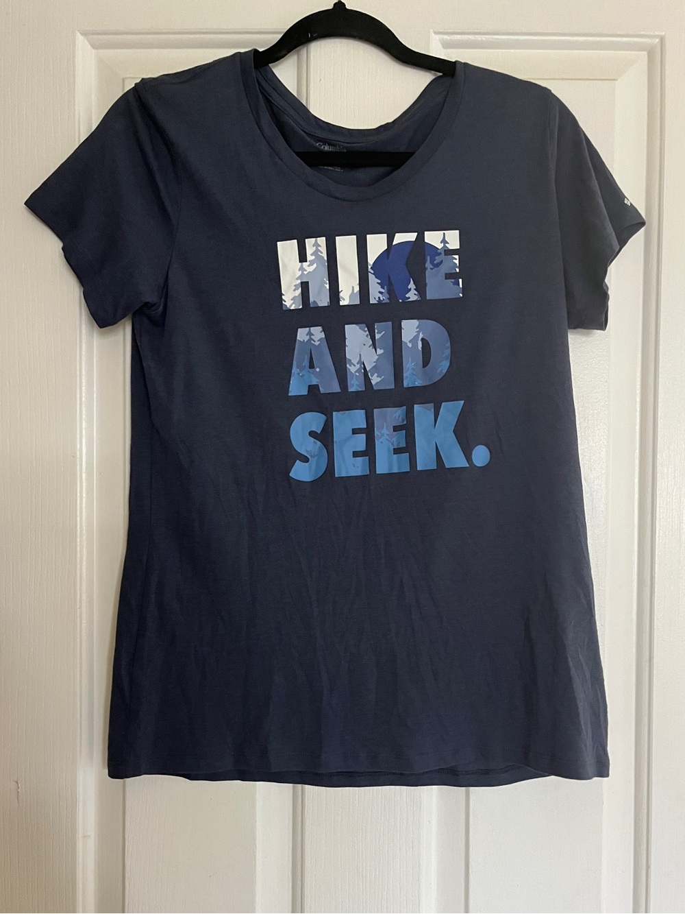 Columbia Navy Blue 'Hike and Seek' Short Sleeve Tee size medium